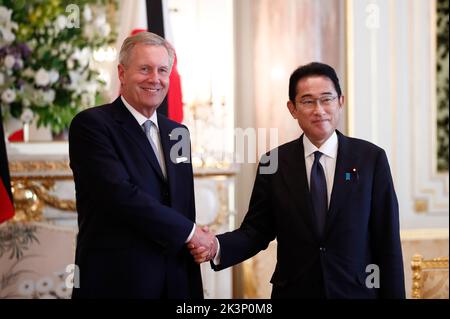 Tokio, Japan. 28. September 2022. (L bis R) der ehemalige deutsche Bundespräsident Christian Wulff begrüßt den japanischen Premierminister Fumio Kishida vor seinem Treffen im staatlichen Gästehaus des Akasaka Palace in Tokio. (Bild: © Rodrigo Reyes Marin/ZUMA Press Wire) Bild: ZUMA Press, Inc./Alamy Live News Stockfoto