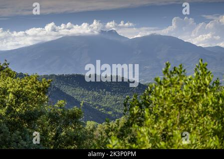 Montseny Berg von Sant Martí de Montnegre (Vallès Oriental, Barcelona, Katalonien, Spanien) ESP: La Montaña del Montseny vista desde Montnegre Stockfoto