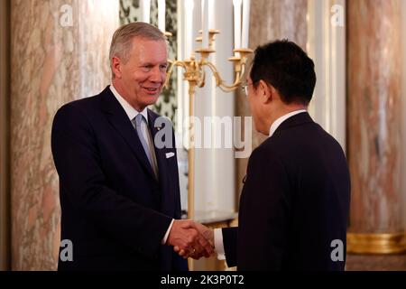 Tokio, Japan. 28. September 2022. (L bis R) der ehemalige deutsche Bundespräsident Christian Wulff begrüßt den japanischen Premierminister Fumio Kishida vor seinem Treffen im staatlichen Gästehaus des Akasaka Palace in Tokio. (Bild: © Rodrigo Reyes Marin/ZUMA Press Wire) Bild: ZUMA Press, Inc./Alamy Live News Stockfoto