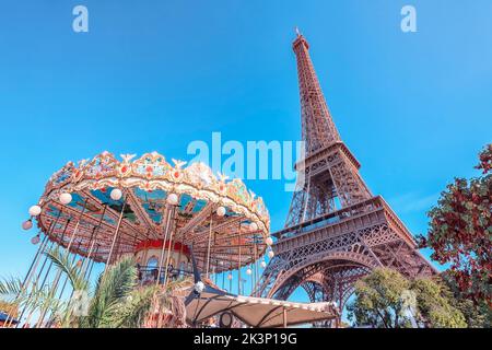 Karussell und Eiffelturm in Paris