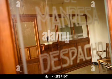 Altes Bankbüro, das im Textilkolonienmuseum Cal Vidal besichtigt werden kann (Puig-reig, Barcelona, Katalonien, Spanien) Stockfoto