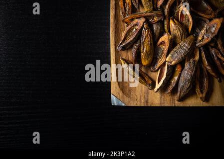 Schraubenmuttern in der Nahaufnahme einer Platte von oben Stockfoto