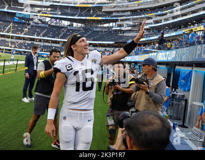 Inglewood, Kalifornien, USA. 25. September 2022. Jacksonville Jaguars Quarterback Trevor Lawrence (16) feiert nach dem NFL-Fußballspiel zwischen den Los Angeles Chargers und den Jacksonville Jaguars im SoFi Stadium in Inglewood, Kalifornien. Obligatorischer Bildnachweis : Charles Baus/CSM/Alamy Live News Stockfoto