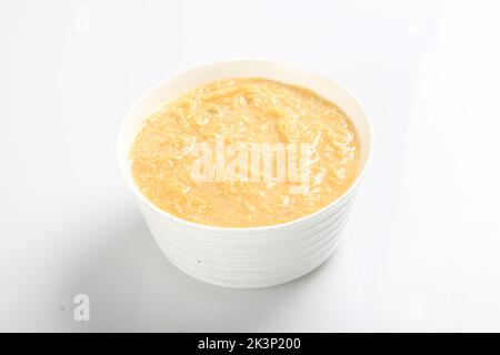 Semiya payasam oder Shewai oder Sewai khir oder Seviyan Kheer ist eine indische Süßigkeit, die aus Vermicelli, Milch, Ghee, Zucker oder Jaggery, Rosinen und Nüssen hergestellt wird. Stockfoto