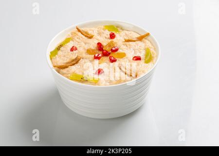Semiya payasam oder Shewai oder Sewai khir oder Seviyan Kheer ist eine indische Süßigkeit, die aus Vermicelli, Milch, Ghee, Zucker oder Jaggery, Rosinen und Nüssen hergestellt wird. Stockfoto