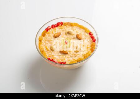 Semiya payasam oder Shewai oder Sewai khir oder Seviyan Kheer ist eine indische Süßigkeit, die aus Vermicelli, Milch, Ghee, Zucker oder Jaggery, Rosinen und Nüssen hergestellt wird. Stockfoto