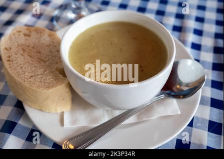 Traditionelles schottisches vegetarisches Essen für Arbeiter, Kartoffelsuppe mit Lauch, serviert im ältesten Gastro-Pub von Edinburgh, Schottland Stockfoto