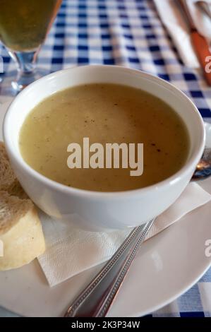 Traditionelles schottisches vegetarisches Essen für Arbeiter, Kartoffelsuppe mit Lauch, serviert im ältesten Gastro-Pub von Edinburgh, Schottland Stockfoto