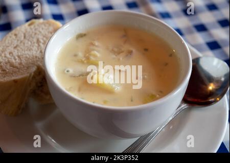 Traditionelle schottische weiße Cremesuppe, cullen-Skink aus geräuchertem Paddock-Fisch, Kartoffeln, Karotten und Lauch, Schottland Stockfoto