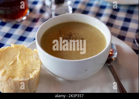 Traditionelles schottisches vegetarisches Essen für Arbeiter, Kartoffelsuppe mit Lauch, serviert im ältesten Gastro-Pub von Edinburgh, Schottland Stockfoto