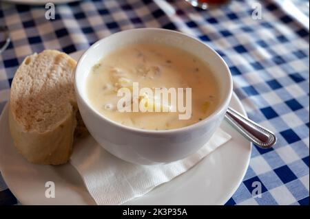 Traditionelle schottische weiße Cremesuppe, cullen-Skink aus geräuchertem Paddock-Fisch, Kartoffeln, Karotten und Lauch, Schottland Stockfoto