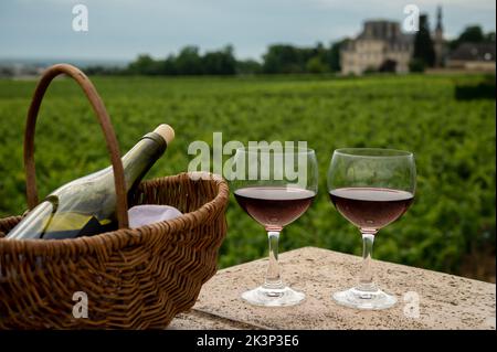 Verkostung von rotem, trockenem Pinot Noir in Gläsern auf erstklassigen und Grand Cru-Weinbergen in der Weinbauregion Burgund in der Nähe des Dorfes Vosne-Romanée, Frankreich Stockfoto