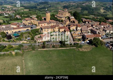 Landschaft mit Weinbergen und Häusern in der Nähe von beaujolais Weindorf Val d'Oingt, Tor zur Beaujolais Weinstraße und hügelige Landschaften des Pier Stockfoto