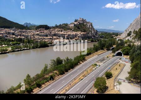 Blick auf die historische Stadt Sisteron mit Fluss Durance, Tore zur Provence, Sommerurlaub in Frankreich Stockfoto