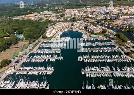 Luftaufnahme auf blauem Wasser des Golfs von Saint-Tropez, Segelboote, Häuser von Port Grimaud und Port Cogolin, Sommerurlaub in der Provence, Frankreich Stockfoto