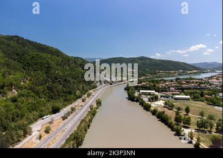 Blick auf die historische Stadt Sisteron mit Fluss Durance, Tore zur Provence, Sommerurlaub in Frankreich Stockfoto