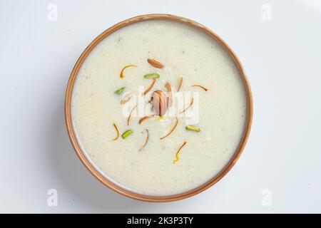 Köstlicher Reispudding, bezahlt mit Zimt in der Schüssel, Nahaufnahme Stockfoto