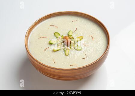 Köstlicher Reispudding, bezahlt mit Zimt in der Schüssel, Nahaufnahme Stockfoto