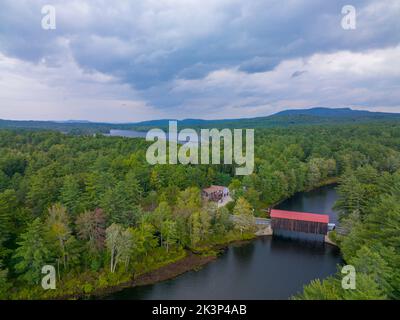 Hancock Greenfield Covered Bridge Luftaufnahme auf dem Cantocook River zwischen der Stadt Hancock und Greenfield in New Hampshire NH, USA. Stockfoto