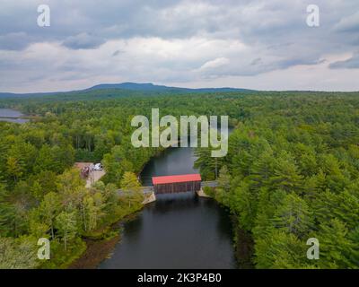 Hancock Greenfield Covered Bridge Luftaufnahme auf dem Cantocook River zwischen der Stadt Hancock und Greenfield in New Hampshire NH, USA. Stockfoto