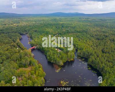 Hancock Greenfield Covered Bridge Luftaufnahme auf dem Cantocook River zwischen der Stadt Hancock und Greenfield in New Hampshire NH, USA. Stockfoto