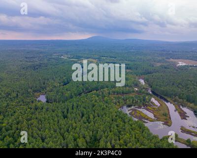 Contaocook River Sumpf Luftaufnahme mit Mount Monadnock im Hintergrund zwischen der Stadt Greenfield und Hancock in New Hampshire NH, USA. Stockfoto