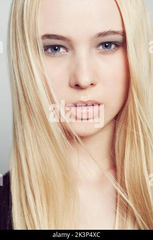 Luziöse Lippen und makellose Haut. Nahaufnahme Porträt einer schönen jungen blonden Frau. Stockfoto