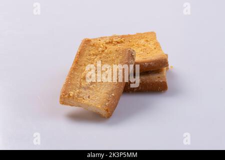 Knackiges Rusk oder Toast für ein gesundes Leben. Zwieback erzeugt einen Dominoeffekt isoliert auf einem weißen Hintergrund Scheiben knusprig Toast-wie Brot, Toast Kekse Stockfoto