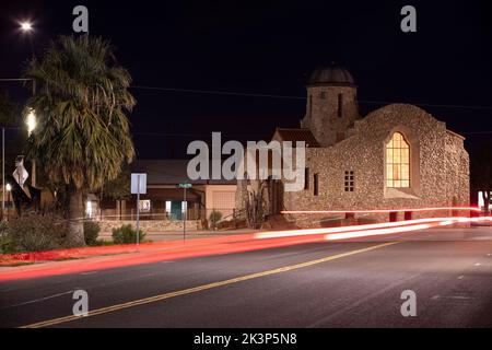 Nachts fließt der Verkehr durch die historische Innenstadt von Casa Grande, Arizona, USA. Stockfoto