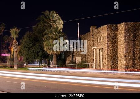 Nachts fließt der Verkehr durch die historische Innenstadt von Casa Grande, Arizona, USA. Stockfoto