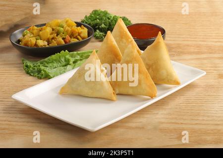 indisches Street Food singara, Samosha auf dem Teller, Detailaufnahme eines indischen Food singara auf dem Teller Stockfoto