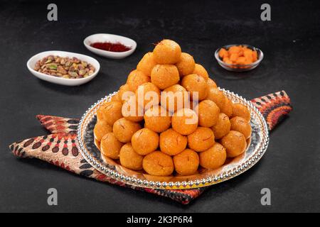 Indian Sweet Motichoor Laddoo auch bekannt als Bundi Laddu or Motichur Laddoo werden aus sehr kleinen Gram-Mehl-Kugeln hergestellt Oder Boondis, die Deep Fried sind Stockfoto