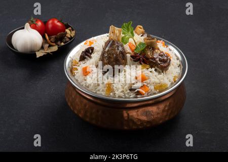 Hammelfleisch Biryani Rindfleisch Biryani, Gosht oder Lamm biriyani Hyderabadi Dum biriyani mit Raita Joghurt Dip besonderen Anlass Indian Festival Essen Ramadan , Eid Stockfoto