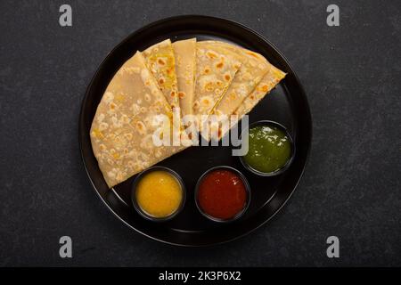 Aloo Paratha oder gobi Paratha auch bekannt als gefüllte Fladenbrotschale mit Kartoffel- oder Blumenkohl, die vom indischen Subkontinent stammt Stockfoto