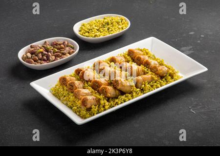 Baklava mit Pistazien, einer der schönsten Desserts der türkischen Küche. Türkisches Dessert Baklava Stockfoto