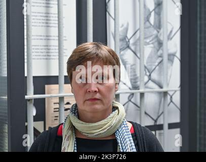 Cottbus, Deutschland. 23. September 2022. Heide Schinowsky, Geschäftsführerin des Menschenrechtszentrums Cottbus e.V., steht in der Ausstellung in der Gedenkstätte des Gefängnisses Cottbus. Quelle: Patrick Pleul/dpa/Alamy Live News Stockfoto