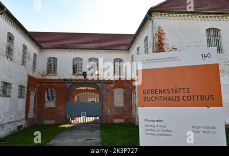 Cottbus, Deutschland. 23. September 2022. Der Eingang zur Gedenkstätte des Cottbus Gefängnisses durch den Verein Menschenrechtszentrum Cottbus e.V. (zur dpa ''man denkt immer an Gefängnis' - ehemalige Gefangene wieder am Ort der Ungerechtigkeit') Quelle: Patrick Pleul/dpa/Alamy Live News Stockfoto