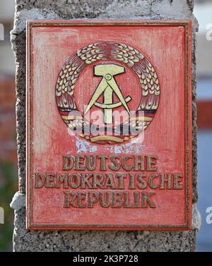 Cottbus, Deutschland. 23. September 2022. Ein Grenzschild aus DDR-Zeiten "Deutsche Demokratische Republik" an einer Wand der Cottbuser Gefängnisdenkmal des Menschenrechtszentrums Cottbus e.V. Quelle: Patrick Pleul/dpa/Alamy Live News Stockfoto