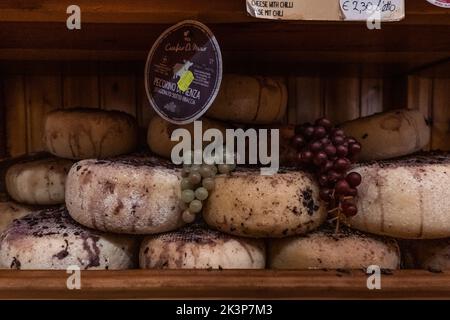 Köstliches italienisches Essen und Wein. Geschäft vor Ort. Stockfoto