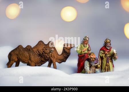 Antike Figuren der drei Könige mit zwei Kamelen, weihnachtsbild Stockfoto