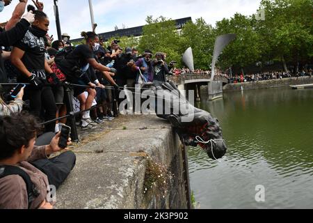 Aktenfoto vom 7/6/2020 von Demonstranten, die die Statue von Edward Colston während einer Protestkundgebung zu Black Lives Matter in den Hafen von Bristol warfen, Als Urteil über rechtliche Fragen, die sich aus dem Freispruch von vier Personen ergeben, die wegen des Abrisses einer Statue des Sklavenhändlers Edward Colston während eines Protestes gegen Black Lives Matter - die sogenannten Colston Four - angeklagt wurden, werden Richter übergeben. Stockfoto