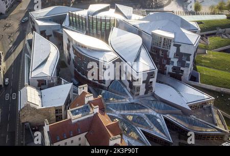 File photo dated 29/04/21 of the Scottish Parliament Building at Holyrood in Edinburgh, as drängende, koordinierte Maßnahmen auf allen Regierungsebenen im Vereinigten Königreich erforderlich sind, um Schottlands gesundheitliche Ungleichheiten zu bekämpfen, hat eine Holyrood-Untersuchung ergeben. Stockfoto