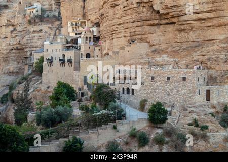 Das Kloster des heiligen Georg von Koziba, eingebettet in das üppige Tal der Wadi Qelt, Judäer- oder Judäer-Wüste in Israel Stockfoto