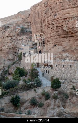 Das Kloster des heiligen Georg von Koziba, eingebettet in das üppige Tal der Wadi Qelt, Judäer- oder Judäer-Wüste in Israel Stockfoto