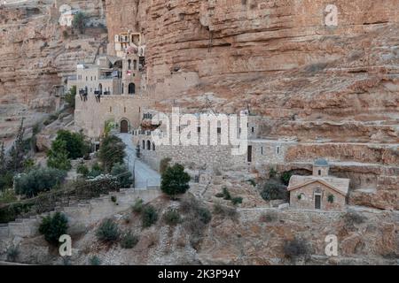 Das Kloster des heiligen Georg von Koziba, eingebettet in das üppige Tal der Wadi Qelt, Judäer- oder Judäer-Wüste in Israel Stockfoto