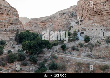 Das Kloster des heiligen Georg von Koziba, eingebettet in das üppige Tal der Wadi Qelt, Judäer- oder Judäer-Wüste in Israel Stockfoto