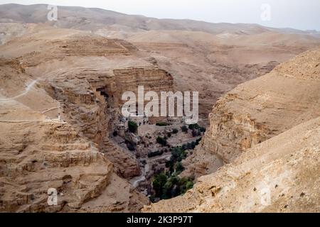 Das Kloster des heiligen Georg von Koziba, eingebettet in das üppige Tal der Wadi Qelt, Judäer- oder Judäer-Wüste in Israel Stockfoto