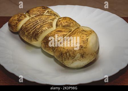 Geräucherter Provola-Käse auf Einem weißen Teller Stockfoto