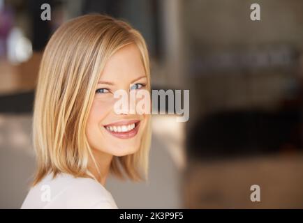 Selbstvertrauen Es gibt ihr das besondere etwas. Eine wunderschöne junge blonde Frau, die die Kamera anschaut. Stockfoto