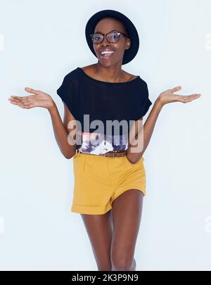 Spaß mit Mimik. Ein junges Model posiert gegen Weiß. Stockfoto